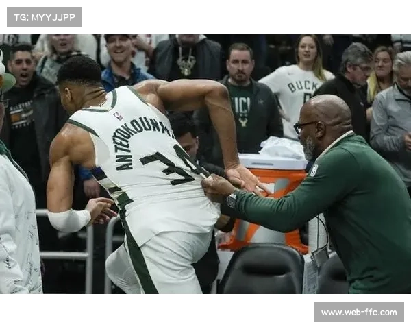 雄鹿对阵步行者，字母哥内线优势明显